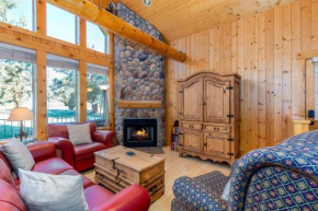 Eagle Crest Chalet with HOT TUB and Cabin Vibes